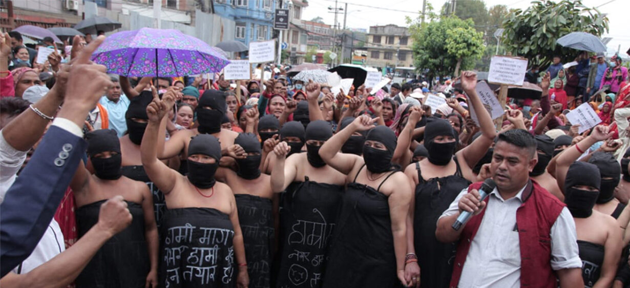 माइतीघरमा सहकारी पीडितको अर्धनग्न प्रदर्शन