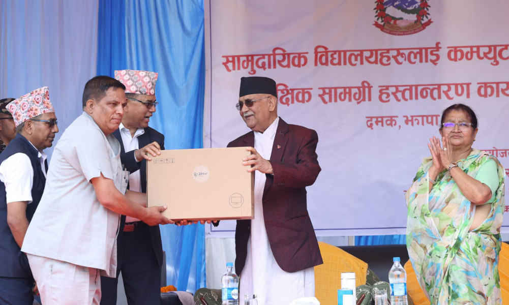 प्रधानमन्त्री ओलीद्वारा तीन जिल्लाका सामुदायिक विद्यालयलाई कम्प्युटर वितरण