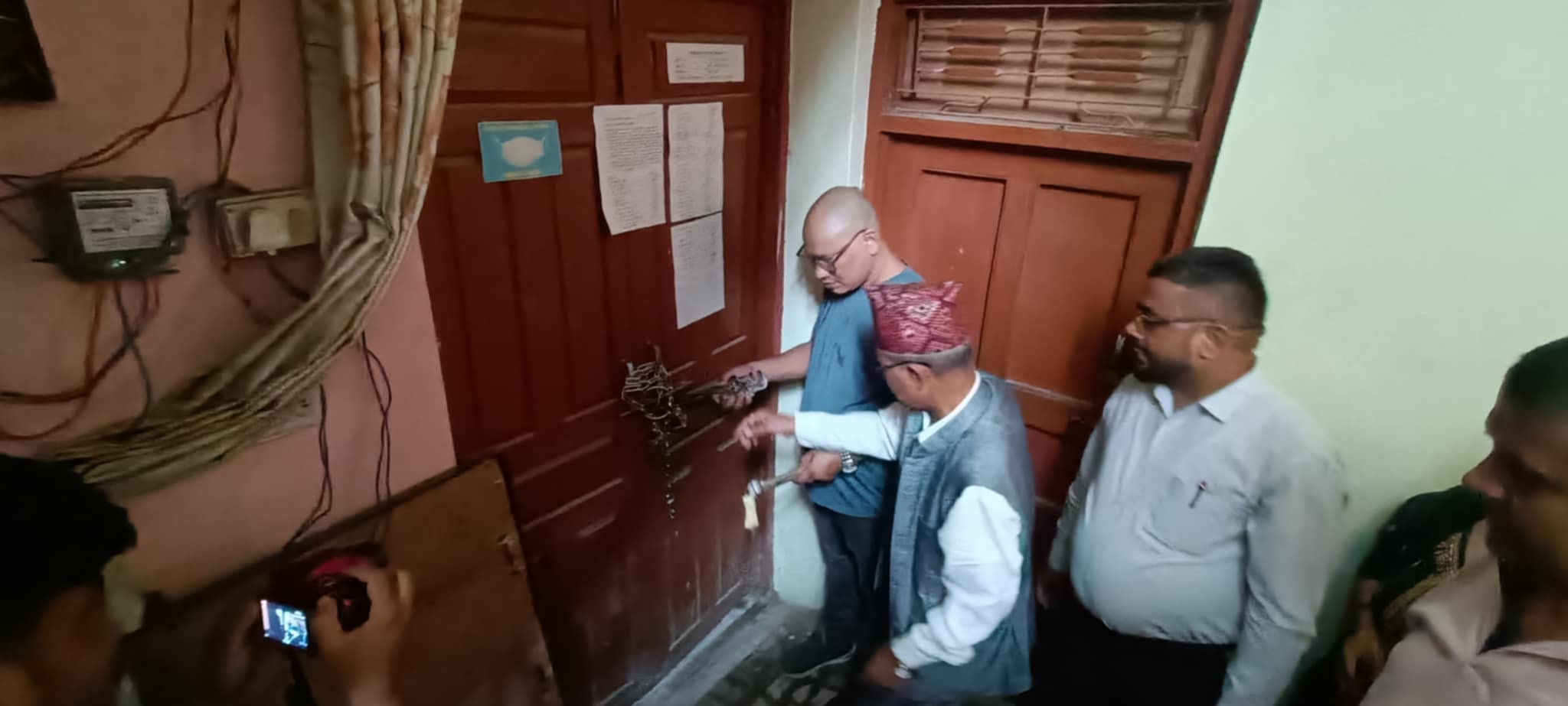 स्थानीय प्रशासनले ४५ दिनपछि खाेल्याे हाेटल तथा रेष्टुरेन्ट ब्यवसायी संघमा लगाएकाे ताला