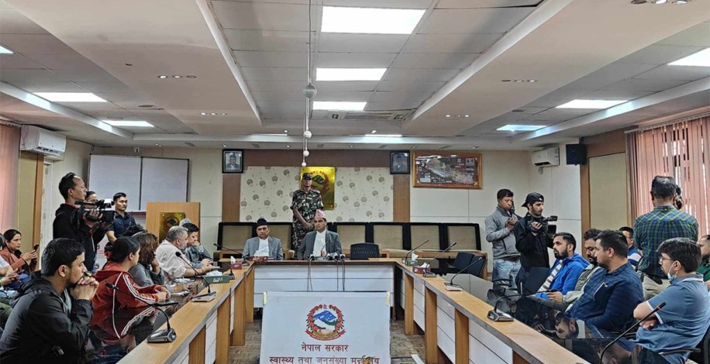 मेडिकल कलेजले धम्की दिएको भन्दै आवासीय चिकित्सकले गुहारे स्वास्थ्यमन्त्री
