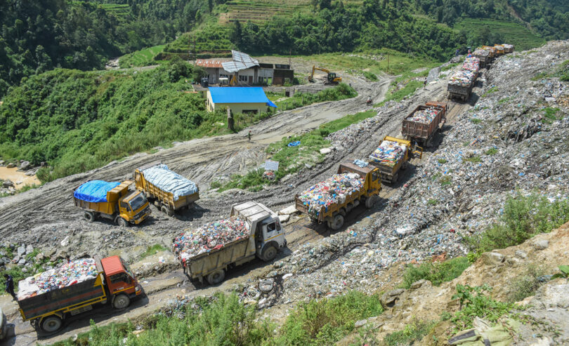 काठमाडौं महानगरको फोहोर बोक्ने २ सय गाडी नुवाकोटका स्थानीयले रोके