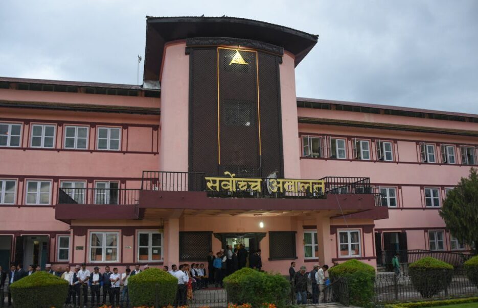 निवर्तमान गभर्नर अधिकारीविरुद्धको रिटमा आएन अन्तरिम आदेश