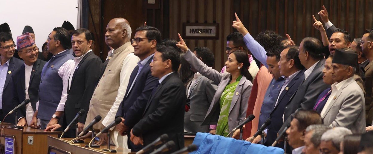 विपक्षीले विरोध गरिरहेका बेला कांग्रेस प्रमुख सचेतकलाई बोल्न समय दिएपछि संसदमा नाराबाजी