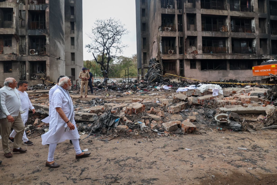 विमान दुर्घटनास्थलमा पुगे भारतीय प्रधानमन्त्री मोदी