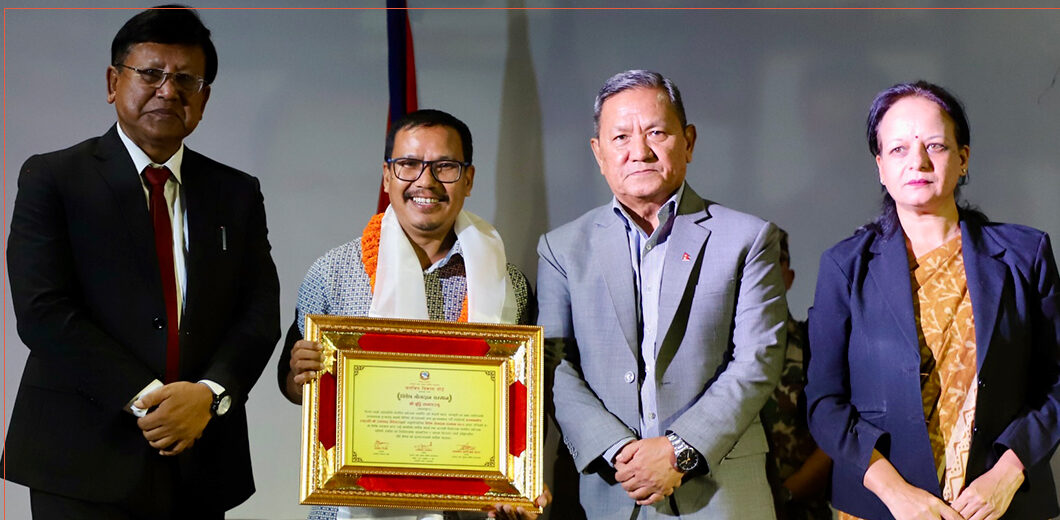 चलचित्रकर्मीलाई ‘विशिष्ट चलचित्रकर्मी परिचयपत्र’ वितरण, तस्बिरहरू