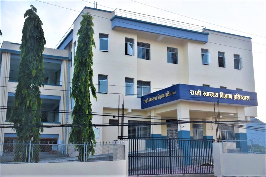राप्ती स्वास्थ्य विज्ञान प्रतिष्ठानमा बढे बिरामी, शय्या अभाव