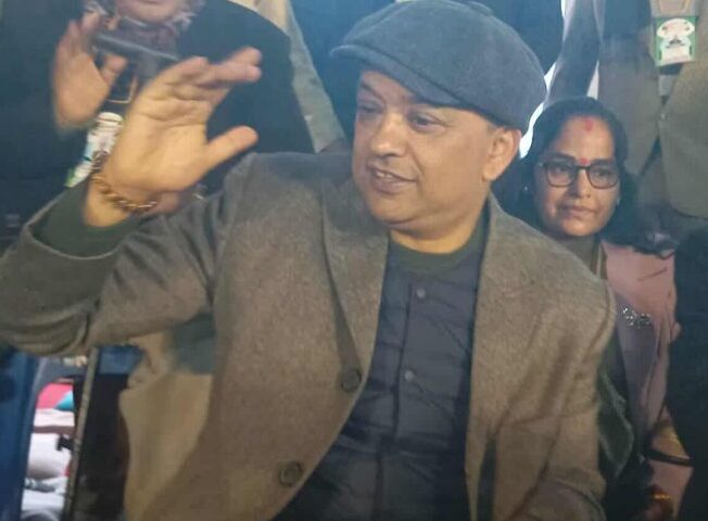 बन्दसत्र हलभित्र प्रवेश गरे गगन