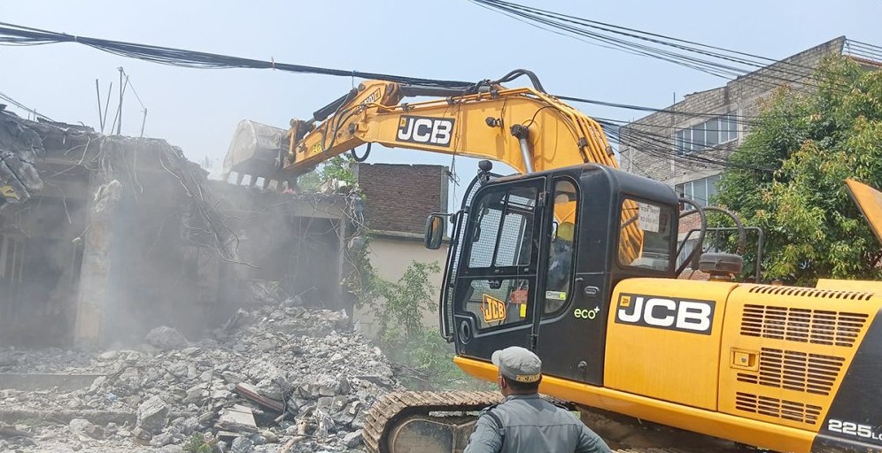 पोखराको फिर्केखोलाका संरचना हटाउन चल्यो डोजर