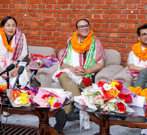 कान्सबाट फर्किएको ‘एलिफेन्ट्स इन द फग’ को टिमलाई विमानस्थलमा स्वागत https://hatemalomedia.com/2026/05/17220/