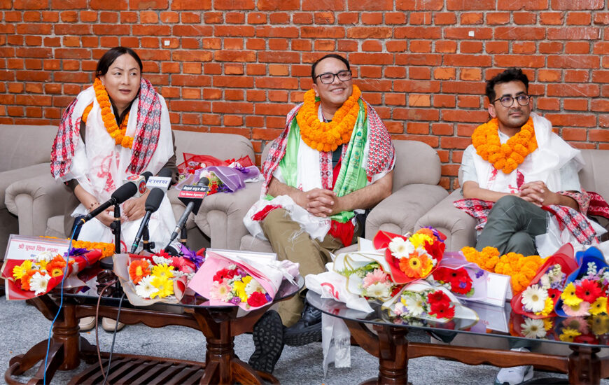 कान्सबाट फर्किएको ‘एलिफेन्ट्स इन द फग’ को टिमलाई विमानस्थलमा स्वागत https://hatemalomedia.com/2026/05/17220/