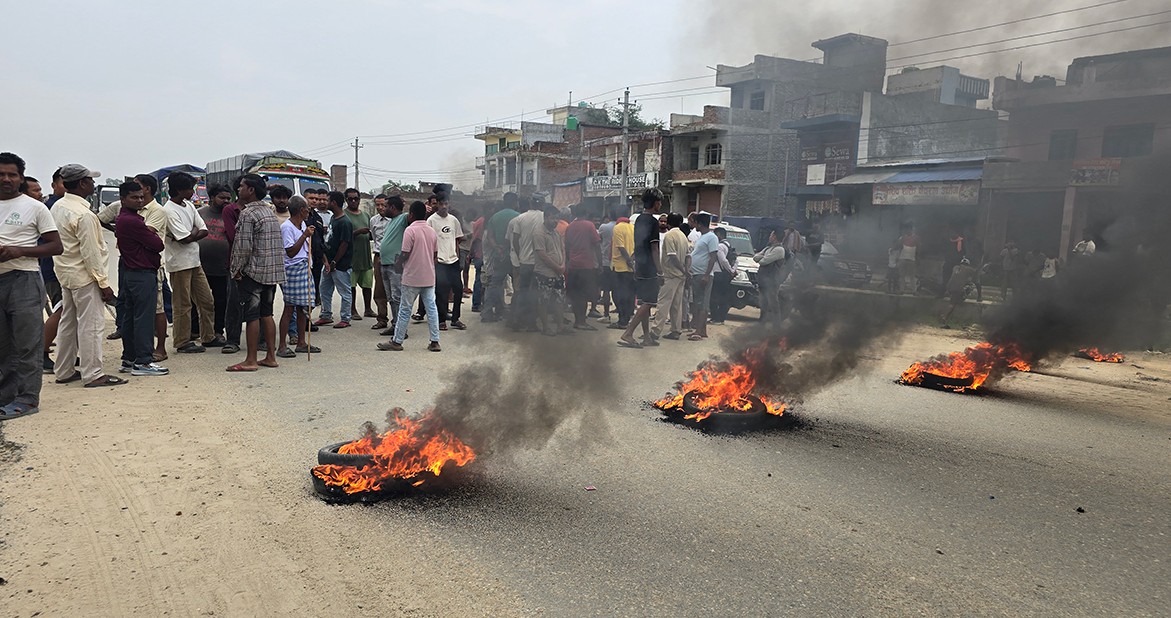 सडक निर्माणमा ढिलासुस्ती भएको भन्दै स्थानीयले गराए पूर्वपश्चिम राजमार्ग अवरुद्ध