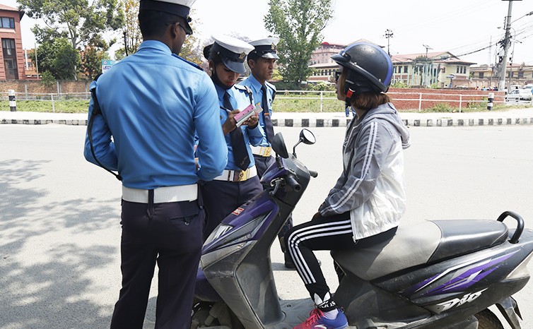 ट्राफिक कारबाहीमा २४ घण्टामा ५ लाख ४१ हजार राजस्व सङ्कलन
