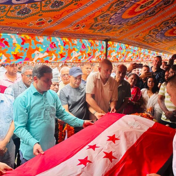 पूर्वमन्त्री खरेलको पार्थिव शरीरमा कांग्रेस सभापतिले ओढाए पार्टीको झन्डा