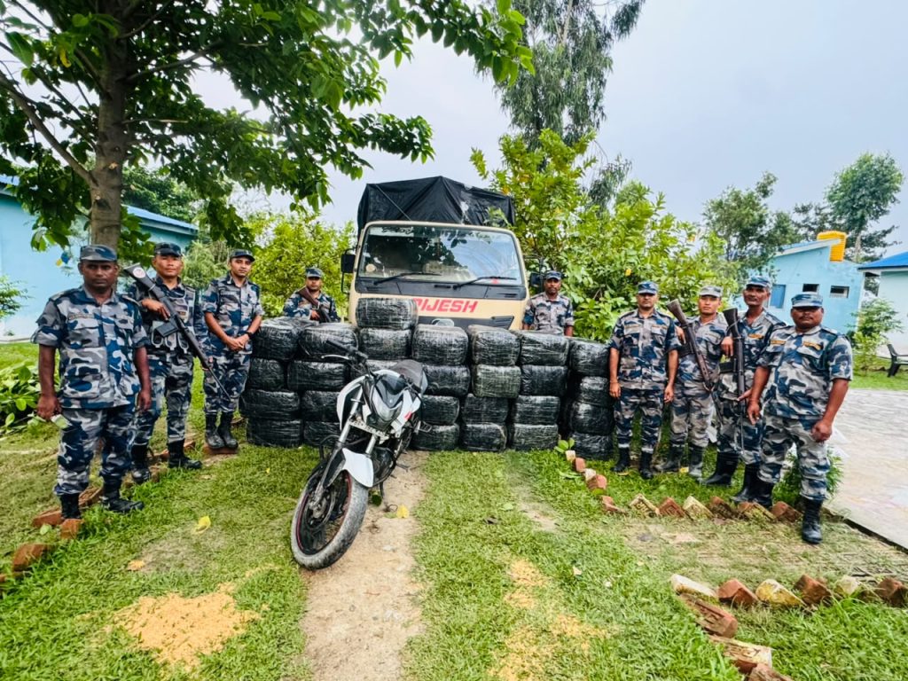 मोरङको सीमावर्ती क्षेत्रबाट गाडी र मोटरसाइकलसहित ९२२ किलो गाँजा बरामद