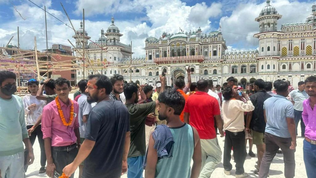 जानकी मन्दिरबाट लखेटिए हर्क सम्पाङका कार्यकर्ता