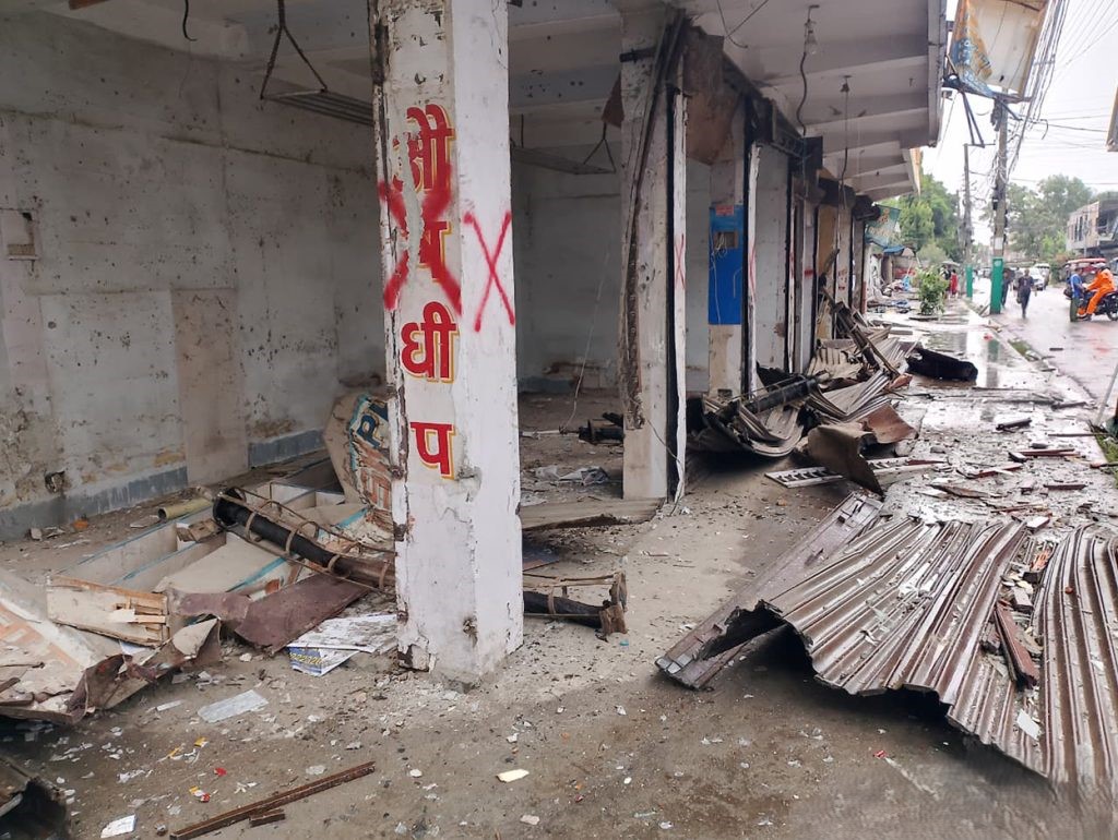 कोशी अस्पतालको जग्गामा बनाइएका संरचनामा चल्यो डोजर