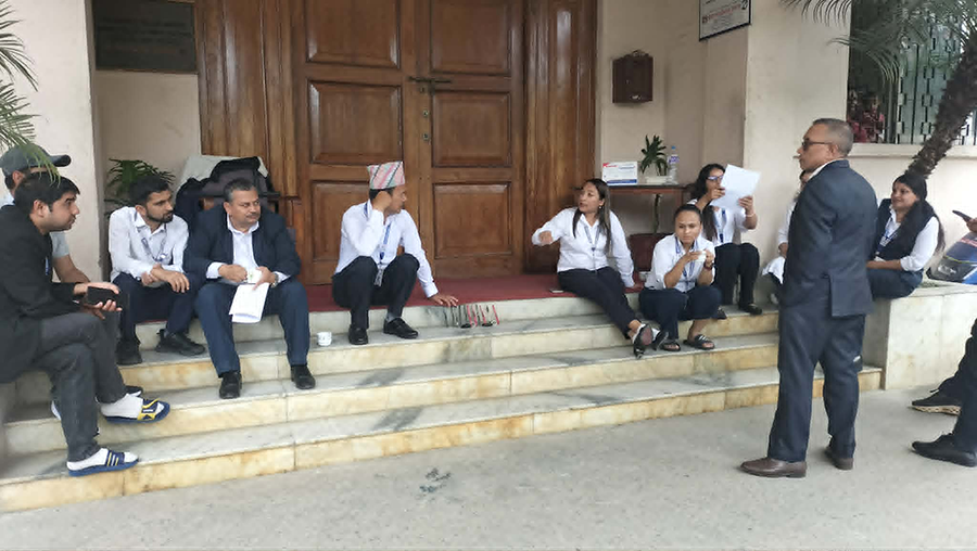 मुख्य अधिकृतलाई कार्यकक्षमा थुनेर आन्दोलनमा प्रेस काउन्सिलका कर्मचारी