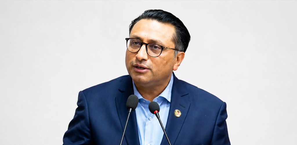 २०१३ सालदेखिका अर्थसम्बन्धी ऐनहरू एकैसाथ संशोधन गर्दै अर्थमन्त्री डा. वाग्ले