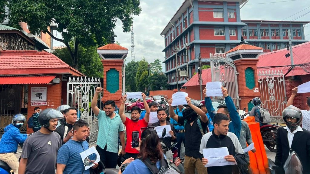 सिंहदरबार दक्षिण गेट अगाडि मोटरसाइकल पार्किङ गरेर एमाले अखिलको प्रदर्शन