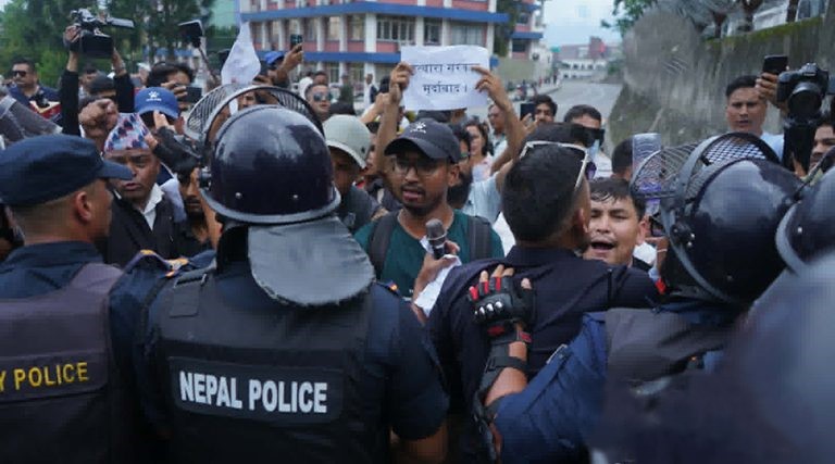 माइतीघरबाट वीर अस्पतालतर्फ जान खोज्ने युवाहरूलाई प्रहरीले भद्रकालीमा रोक्यो