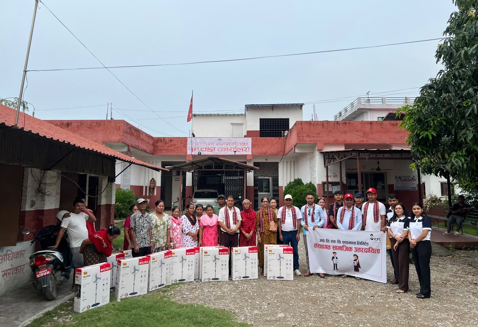आईसीएफसी फाइनान्स ड्राइभरटोल शाखाद्वारा विपन्न परिवारलाई स्ट्यान्ड फ्यान वितरण, जनप्रतिनिधिद्वारा प्रशंसा