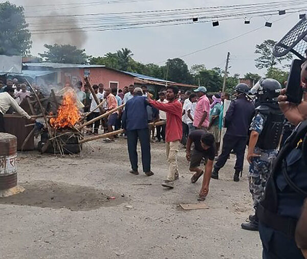 सुनसरीको कप्तानगन्जमा कर्फ्यु उल्लंघन गर्दै प्रदर्शन,&hellip;