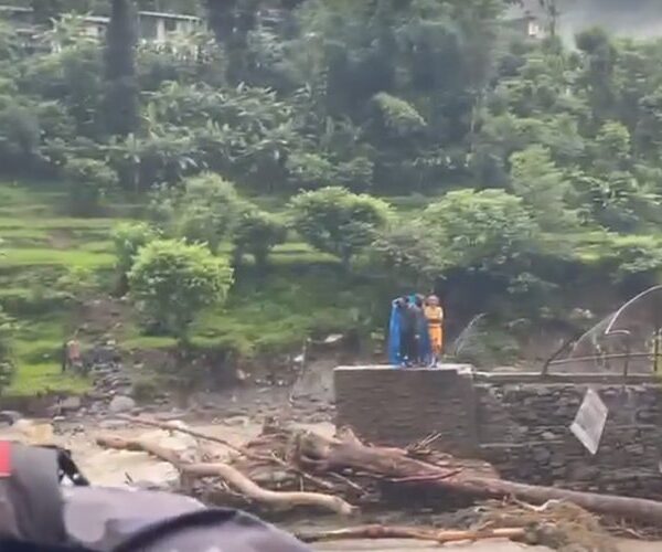 मोदीखोला बाढीका कारण मन्दिरमा फसेका तीन जनाको सकुशल उद्धार