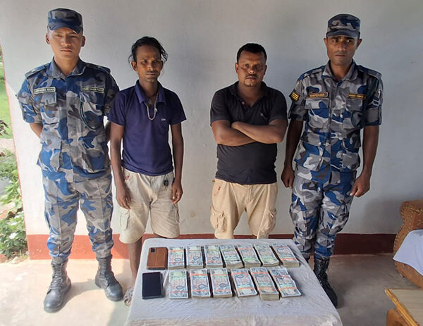 सर्लाहीमा स्रोत नखुलेको १३ लाखसहित २ जना पक्राउ